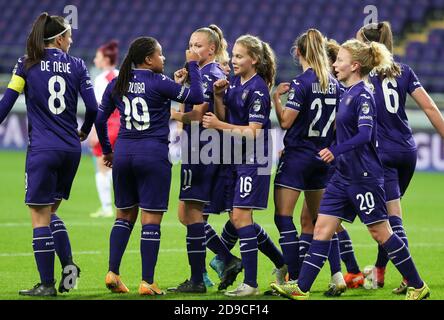 Anderlecht, Belgien. November 2020. Anderlecht-Spieler feiern das Tor ihres Teams bei einem Frauenfußballspiel zwischen RSC Anderlecht Dames und Northern Irish Linfield Ladies in der ersten Qualifikationsrunde für die UEFA Womens Champions League der Saison 2020 - 2021, Mittwoch, 4. November 2020 in ANDERLECHT, Belgien . FOTO SPORTPIX.BE / SPP / SEVIL OKTEM Sevil Oktem / Sportpix.be / SPP Quelle: SPP Sport Press Foto. /Alamy Live Nachrichten Stockfoto