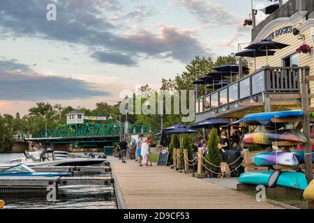 Die Town Docks, die alte Swing Bridge und Geschäfte entlang des Muskoka River in Huntsville, Ontario. Stockfoto