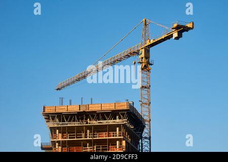 Turmdrehkran und Hochhaus im Bau, Vancouver, BC, Kanada Stockfoto