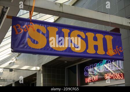 Nahaufnahme des Bay Sushi Cafe Restaurant Schild in der Innenstadt von Vancouver, British Columbia, Kanada Stockfoto