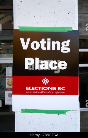 Zeichen vor einem Wahllokal oder Wahlplatz während der Provinzwahl am 24. Oktober 2020, Vancouver, British Columbia, Kanada Stockfoto