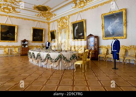 St. Petersburg, Puschkin, Russland. März 08, 2020. Großer Esstisch im Speisesaal des Katharinenpalastes in Tsarskoe Selo. Selektive Fokussierung. Stockfoto