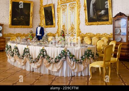 St. Petersburg, Puschkin, Russland. März 08, 2020. Großer Esstisch im Speisesaal des Katharinenpalastes in Tsarskoe Selo. Selektive Fokussierung. Stockfoto