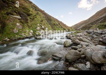 Langzeitbelichtung des Flusses Heddon, der durch das Heddon fließt Tal bei Heddons Mündung in Exmoor Stockfoto