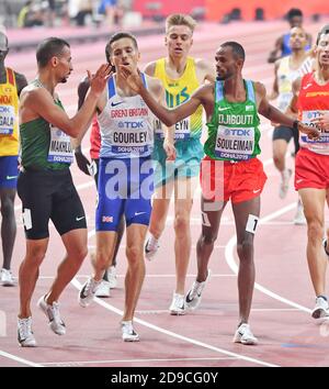 Ayandeh Souleiman (Dschibuti) und Taoufik Makhloufi (Algerien). 1500 Meter heizt. IAAF Leichtathletik-Weltmeisterschaften, Doha 2019 Stockfoto