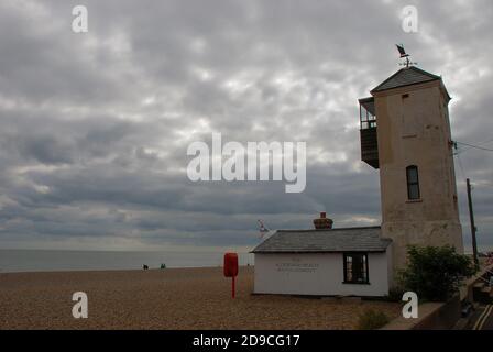 Der South Lookout am Strand von Aldeburgh, Suffolk, Großbritannien Stockfoto