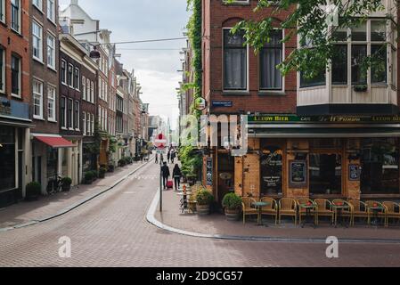 Amsterdam, Niederlande - 05/16/2018: Café 'de II Prinsen' in der Prinsenstraat 27, 1015 DB Amsterdam, Holland. Straßenecke mit Menschen zu Fuß und alte V Stockfoto