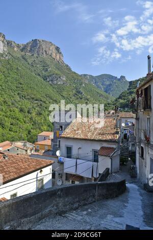 Panoramablick auf Orsomarso, einem ländlichen Dorf in den Bergen der Region Kalabrien, Italien. Stockfoto