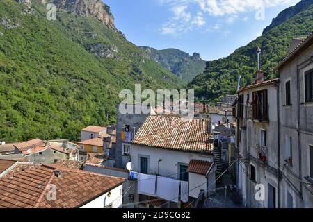 Panoramablick auf Orsomarso, einem ländlichen Dorf in den Bergen der Region Kalabrien, Italien. Stockfoto