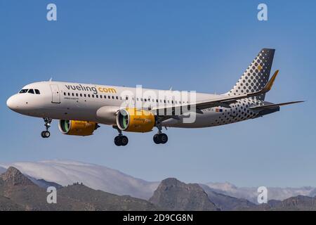 Los Rodeos, Teneriffa/Kanarische Inseln; Juli 24 2020: Vueling Airbus A320-271N, Landung, am Flughafen La Laguna Stockfoto