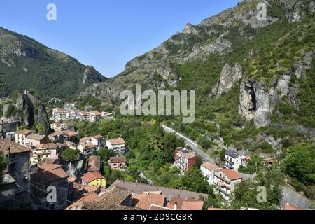 Panoramablick auf Orsomarso, einem ländlichen Dorf in den Bergen der Region Kalabrien, Italien. Stockfoto