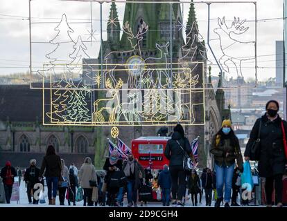 Birmingham, Großbritannien. November 2020. Das Stadtzentrum von Birmingham ist für Weihnachten geschmückt, da die Einkäufer am letzten Tag vor der einmonatigen nationalen Sperre unterwegs sind. Kredit: Ryan Underwood/Alamy Live Nachrichten Stockfoto