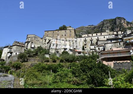 Panoramablick auf Orsomarso, einem ländlichen Dorf in den Bergen der Region Kalabrien, Italien. Stockfoto