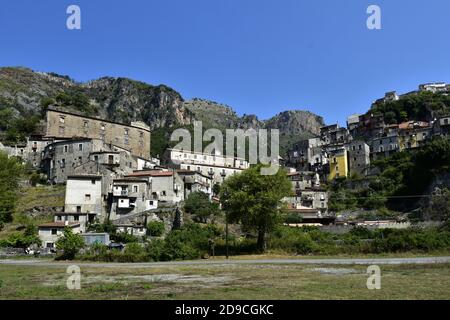 Panoramablick auf Orsomarso, einem ländlichen Dorf in den Bergen der Region Kalabrien, Italien. Stockfoto