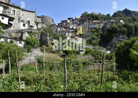 Panoramablick auf Orsomarso, einem ländlichen Dorf in den Bergen der Region Kalabrien, Italien. Stockfoto