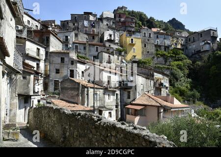 Panoramablick auf Orsomarso, einem ländlichen Dorf in den Bergen der Region Kalabrien, Italien. Stockfoto