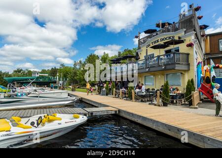 Die Stadtdocks und Geschäfte entlang des Muskoka Flusses in Huntsville, Ontario. Stockfoto