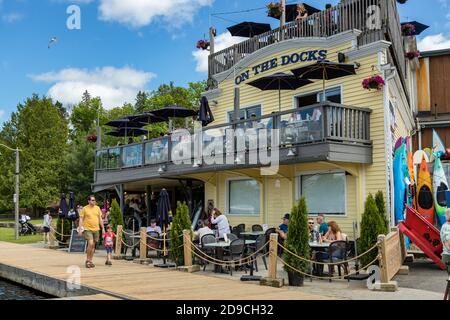 Die Town Docks und ein öffentlicher Pub mit Terrasse am Muskoka River in Huntsville, Ontario. Stockfoto