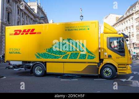 Elektro-LKW, LKW von DHL betrieben. Neues umweltfreundliches Lieferfahrzeug in der Stadt, London, Großbritannien. Transport mit elektrischem Antrieb Stockfoto