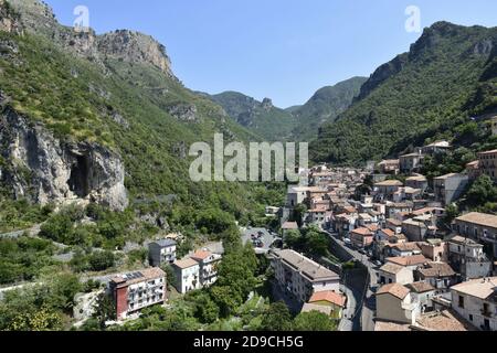 Panoramablick auf Orsomarso, einem ländlichen Dorf in den Bergen der Region Kalabrien, Italien. Stockfoto