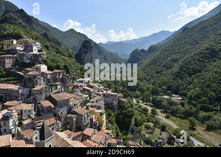 Panoramablick auf Orsomarso, einem ländlichen Dorf in den Bergen der Region Kalabrien, Italien. Stockfoto