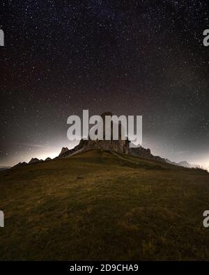 Ein Bild des Monte Ra Gusela in Passo Giau in Cortina D'ampezzo, berühmtes Skigebiet in den Dolomiten Stockfoto