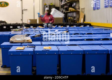 Altoona, Pennsylvania, USA. November 2020. Arbeiter brechen Wahlmaschinen und andere Materialien ab, die gestern in Blair County, Pennsylvania am 4. November 2020 zur Abstimmung verwendet wurden. Hinter den Kulissen zählen die Arbeiter die Stimmzettel, elektronisch und auf Papier, in einem privaten Raum. Wahlbeamte dort lehnten es ab, die Presse beobachten oder fotografieren die Tally Zimmer und Arbeiter zu lassen. Pennsylvania ist einer der Schlachtfelder Staaten für die amerikanischen Präsidentschaftswahlen und sagen, dass sie nicht haben Summen bis Freitag frühestens. Tim Boyles/Alamy Live News Stockfoto