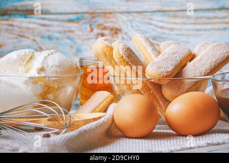 Kochen Tiramisu Konzept, Zutaten für die Herstellung von italienischen Dessert auf dem Holzhintergrund. Stockfoto