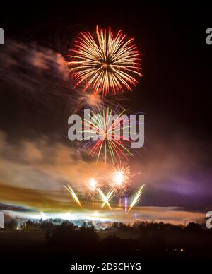 Yeovil, Somerset, Großbritannien. November 2020. Eine spektakuläre Show beim jährlichen Guy Fawkes Night Feuerwerk im Yeovil in Somerset. Die Feuerwerknacht wurde auf heute Abend (Mittwoch 4/11/20) vom Samstag 7. November vorangebracht, damit die Anzeige Schieß los. konnte, bevor die neue Covid-19 Sperre morgen (Donnerstag 5/11/20) eintrifft. Bild: Graham Hunt/Alamy Live News Stockfoto