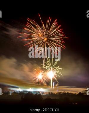 Yeovil, Somerset, Großbritannien. November 2020. Eine spektakuläre Show beim jährlichen Guy Fawkes Night Feuerwerk im Yeovil in Somerset. Die Feuerwerknacht wurde auf heute Abend (Mittwoch 4/11/20) vom Samstag 7. November vorangebracht, damit die Anzeige Schieß los. konnte, bevor die neue Covid-19 Sperre morgen (Donnerstag 5/11/20) eintrifft. Bild: Graham Hunt/Alamy Live News Stockfoto