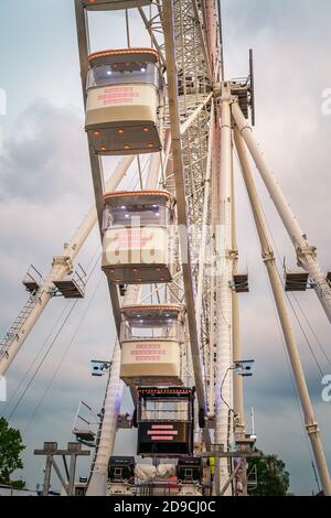 Szczecin, Polen, Juni 2019 Nahaufnahme der Gondeln des beleuchteten, 80 Meter hohen, freitragenden Beobachtungsrades im Vergnügungspark Stockfoto