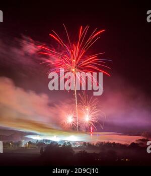 Yeovil, Somerset, Großbritannien. November 2020. Eine spektakuläre Show beim jährlichen Guy Fawkes Night Feuerwerk im Yeovil in Somerset. Die Feuerwerknacht wurde auf heute Abend (Mittwoch 4/11/20) vom Samstag 7. November vorangebracht, damit die Anzeige Schieß los. konnte, bevor die neue Covid-19 Sperre morgen (Donnerstag 5/11/20) eintrifft. Bild: Graham Hunt/Alamy Live News Stockfoto