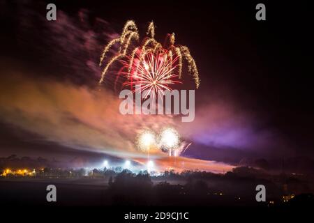 Yeovil, Somerset, Großbritannien. November 2020. Eine spektakuläre Show beim jährlichen Guy Fawkes Night Feuerwerk im Yeovil in Somerset. Die Feuerwerknacht wurde auf heute Abend (Mittwoch 4/11/20) vom Samstag 7. November vorangebracht, damit die Anzeige Schieß los. konnte, bevor die neue Covid-19 Sperre morgen (Donnerstag 5/11/20) eintrifft. Bild: Graham Hunt/Alamy Live News Stockfoto