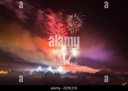 Yeovil, Somerset, Großbritannien. November 2020. Eine spektakuläre Show beim jährlichen Guy Fawkes Night Feuerwerk im Yeovil in Somerset. Die Feuerwerknacht wurde auf heute Abend (Mittwoch 4/11/20) vom Samstag 7. November vorangebracht, damit die Anzeige Schieß los. konnte, bevor die neue Covid-19 Sperre morgen (Donnerstag 5/11/20) eintrifft. Bild: Graham Hunt/Alamy Live News Stockfoto