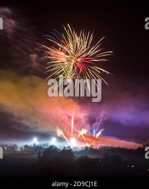 Yeovil, Somerset, Großbritannien. November 2020. Eine spektakuläre Show beim jährlichen Guy Fawkes Night Feuerwerk im Yeovil in Somerset. Die Feuerwerknacht wurde auf heute Abend (Mittwoch 4/11/20) vom Samstag 7. November vorangebracht, damit die Anzeige Schieß los. konnte, bevor die neue Covid-19 Sperre morgen (Donnerstag 5/11/20) eintrifft. Bild: Graham Hunt/Alamy Live News Stockfoto