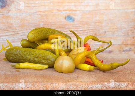 Traditionelle Pfeffer- und Gurkengurken auf Holzhintergrund Stockfoto