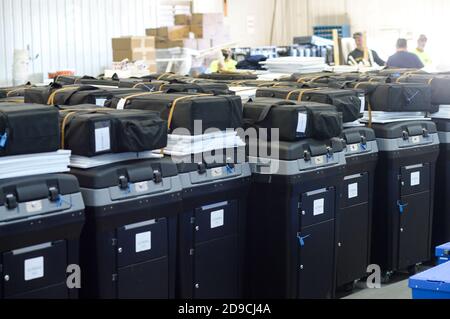 Altoona, Pennsylvania, USA. November 2020. Arbeiter brechen Wahlmaschinen und andere Materialien ab, die gestern in Blair County, Pennsylvania am 4. November 2020 zur Abstimmung verwendet wurden. Hinter den Kulissen zählen die Arbeiter die Stimmzettel, elektronisch und auf Papier, in einem privaten Raum. Wahlbeamte dort lehnten es ab, die Presse beobachten oder fotografieren die Tally Zimmer und Arbeiter zu lassen. Pennsylvania ist einer der Schlachtfelder Staaten für die amerikanischen Präsidentschaftswahlen und sagen, dass sie nicht haben Summen bis Freitag frühestens. Tim Boyles/Alamy Live News Stockfoto