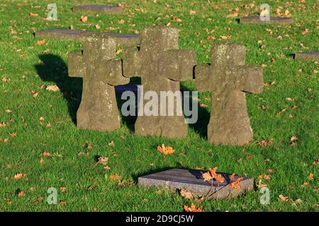 Steinkreuze und Gräber des Ersten Weltkriegs auf dem deutschen Kriegsfriedhof Langemark in Langemark-Poelkapelle, Belgien Stockfoto