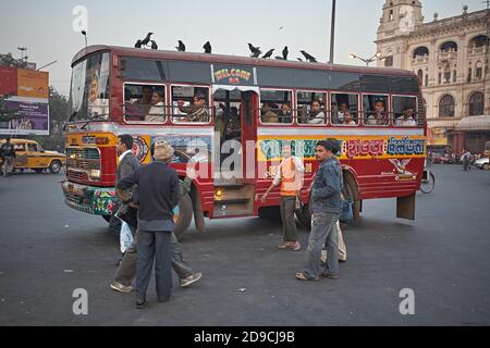 Kalkutta, Indien, Januar 2008. Ein Fahrzeug, das an der Bushaltestelle Esplanade auf Kunden wartet. Stockfoto