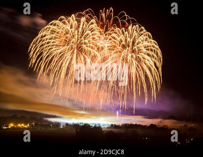 Yeovil, Somerset, Großbritannien. November 2020. Eine spektakuläre Show beim jährlichen Guy Fawkes Night Feuerwerk im Yeovil in Somerset. Die Feuerwerknacht wurde auf heute Abend (Mittwoch 4/11/20) vom Samstag 7. November vorangebracht, damit die Anzeige Schieß los. konnte, bevor die neue Covid-19 Sperre morgen (Donnerstag 5/11/20) eintrifft. Bild: Graham Hunt/Alamy Live News Stockfoto