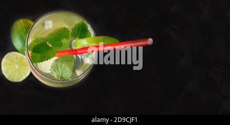 Mojito Cocktail auf schwarzem Hintergrund mit Limette und Minze mit Copy Space alkoholischen oder alkoholfreien Getränk an der Bar. Sommer erfrischenden Cocktail mit Stockfoto