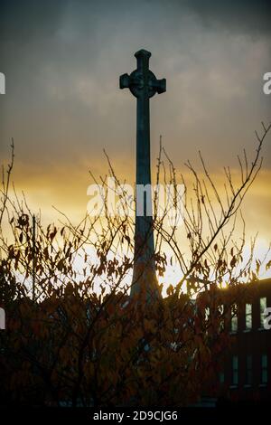 4. November 2020 - St Albans, Hertfordshire, England - EIN Kriegsdenkmal bei Sonnenuntergang zum Gedenktag in Großbritannien Stockfoto