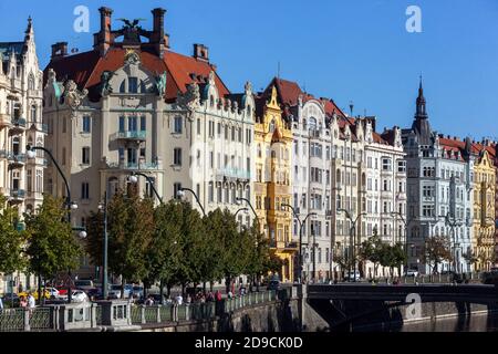 Prag Häuser am Masarykovo Nabrezi Flussufer Tschechische Republik Stockfoto