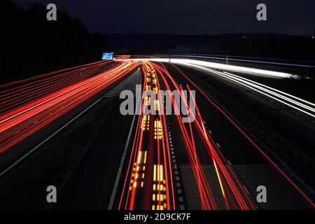 Leichte Wanderwege, Streifen in der Nacht auf der Autobahn während der Hauptverkehrszeit im Herbst in England, Großbritannien, Großbritannien Stockfoto