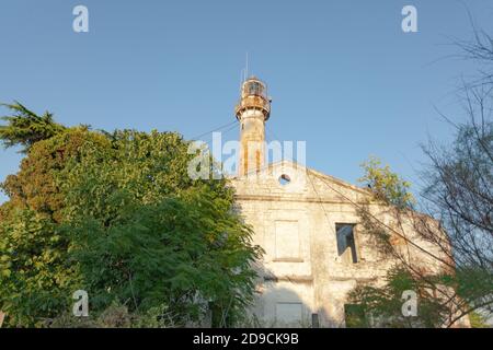 Altes Gebäude vor blauem Himmel Stockfoto