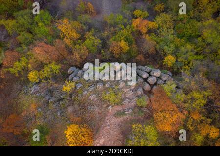 Kisapati, Ungarn - Luftaufnahme der vulkanischen Basaltorgeln in Szent Gyorgy-hegy am Plattensee mit launischen Tönen und warmen Herbstbäumen. Stockfoto