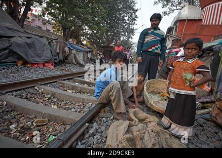 Kalkutta, Indien, Januar 2008. Ein Vater und seine Kinder neben einem Slum auf den Gleisen gebaut. Stockfoto