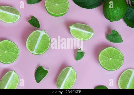 Minze, Limette, Eis, Zutaten und Bar Utensilien für die Herstellung Mojito Cocktail auf rosa Hintergrund. Draufsicht. Um einen Drink von Limonade, kalten Eistee, a zu machen Stockfoto