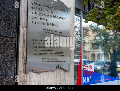 Wand-zu-Wand-Poetry-Kunstprojekt "Einheit in Vielfalt" und Gedichtverse von Jaroslav Seifert, die die Tschechische Republik in Sofia, Bulgarien, EU, präsentieren Stockfoto