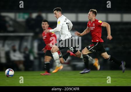 Von Derby County Tom Lawrence (Mitte) in Aktion während der Sky Bet Championship Match im Pride Park, Derby. Stockfoto